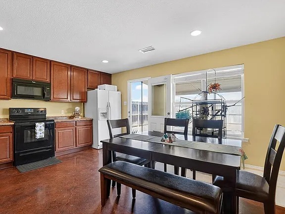 Building Photo - Comfy 4-Bed Midland Home with all appliances, backyard, attached garage, 6 min to grocery store