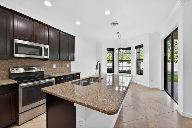 Building Photo - 10384 Wellington Parc Dr