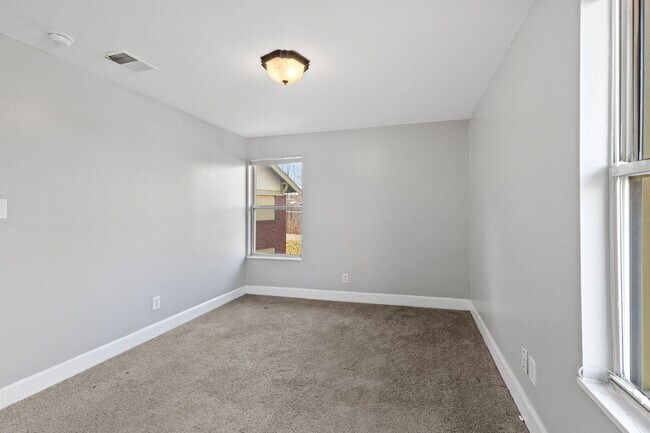 Building Photo - 3528 E Fall Creek Pkwy N Dr