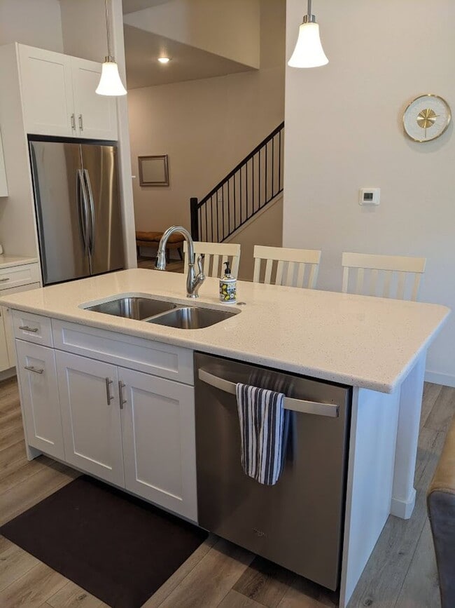 Building Photo - 3 Bed Luxury End Unit Townhome backs to Na...