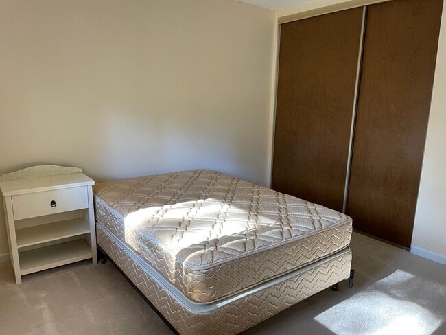 Building Photo - 2 bedroom condo with carport, pool and hot tub access