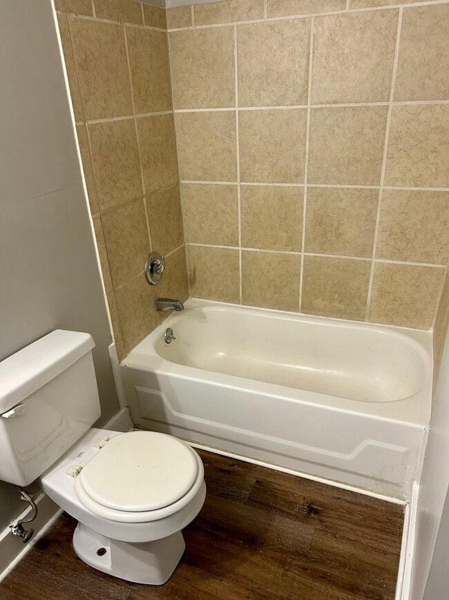 Building Photo - 123 E Burnett Ave