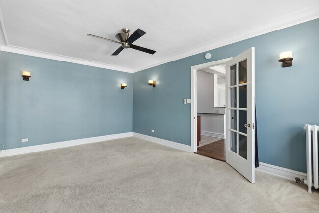 Building Photo - 1205 W Sherwin Ave