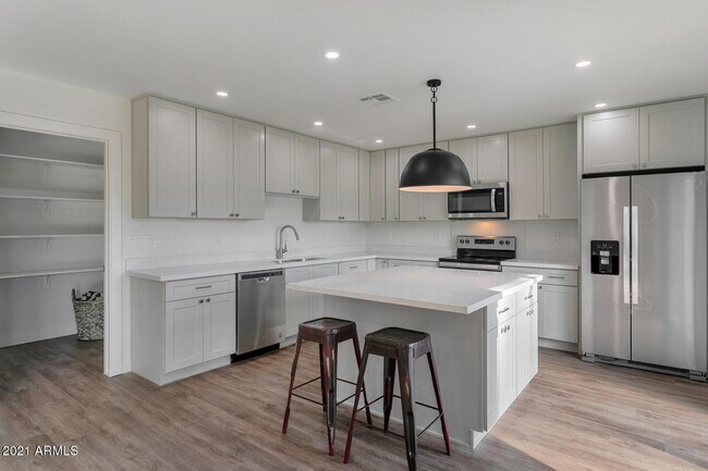 Building Photo - 2333 E Paradise Dr