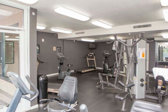 Building Photo - Modern 2 Bed/ 2 Bath Condo in the Heart of...