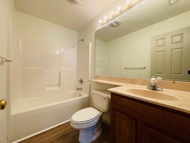 Building Photo - Great 3 Bed 2 Bath House with Garage!!