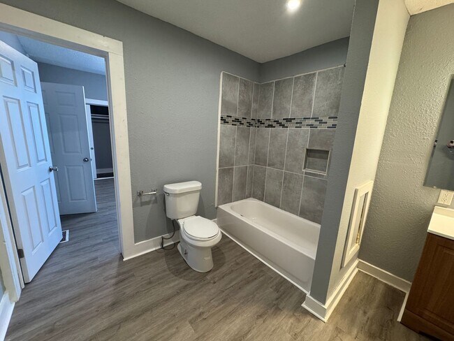 Building Photo - Fountain Square 3 Bed 1.5 Bath