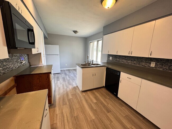 Building Photo - 1359 W 53rd St