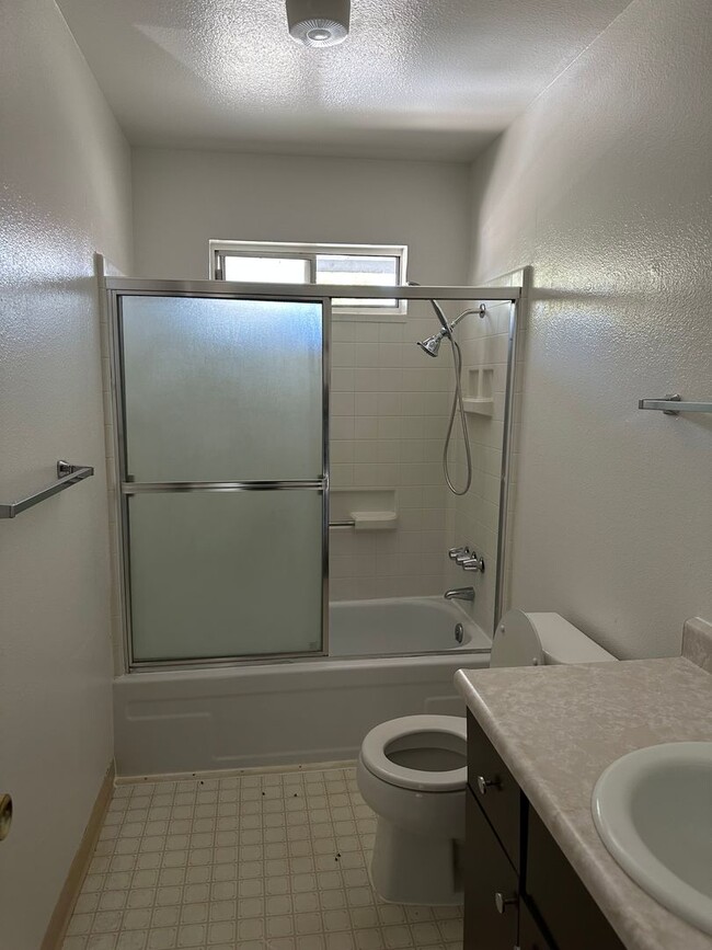 Building Photo - Evans Apartments - 1155 Dr, Santa Rosa CA ...