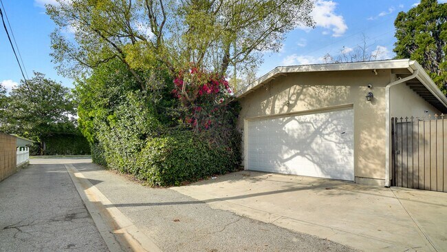 Building Photo - FALL IN LOVE with Ranch Style Living!