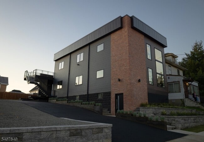 Building Photo - 246 Cortlandt St