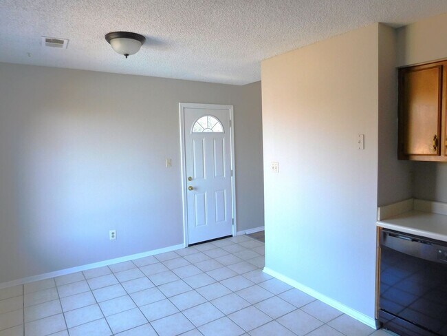 Building Photo - 5820 Briarwood - Ready for move in!!