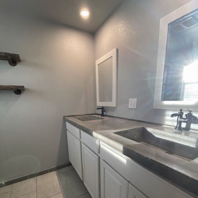 Building Photo - Amazing, Recently Renovated2 Bed 1 Bath Ho...