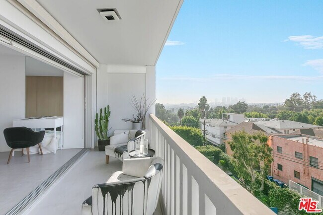 Building Photo - 999 N Doheny Dr
