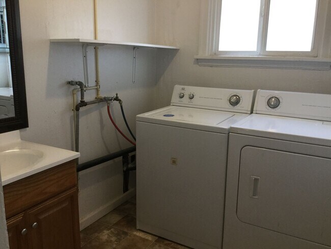 Building Photo - 801 Pecks Dr