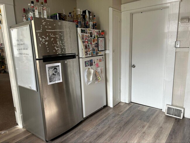 Building Photo - PRELEASE: Spacious 5+ bdrm/2 bath in York Neighborhood