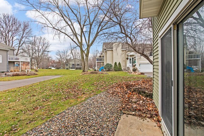 Building Photo - 3 bd, 2 bathroom, 2 car garage two level end unit town home