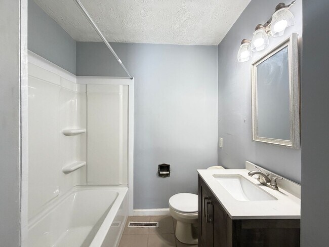 Building Photo - 206 Kenoak Dr