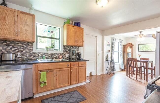 Building Photo - 211 W 55th St