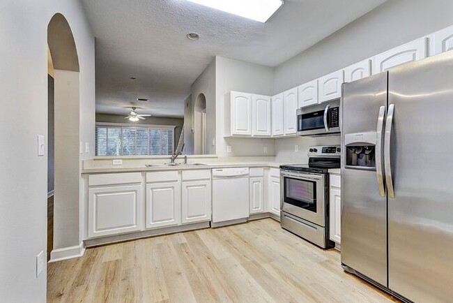 Building Photo - Spacious New Tampa 2 Bedroom, 2.5 Bath Tow...