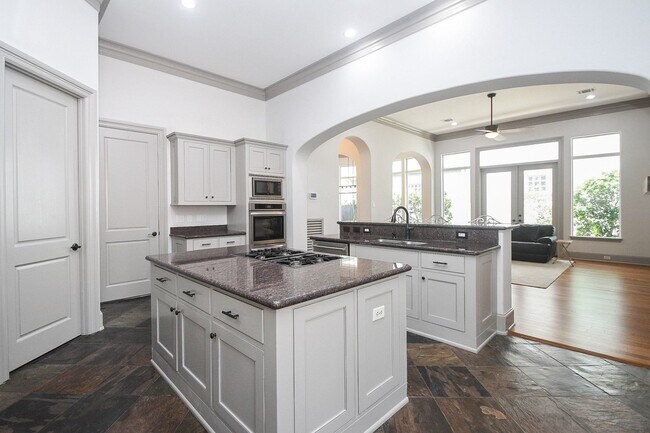 Building Photo - 2702 Tudor Manor