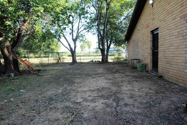 Building Photo - 4605 S Zapata Hwy