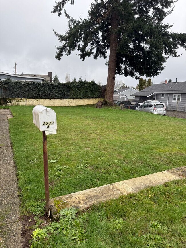 Building Photo - Duplex unit close to Olympic College.