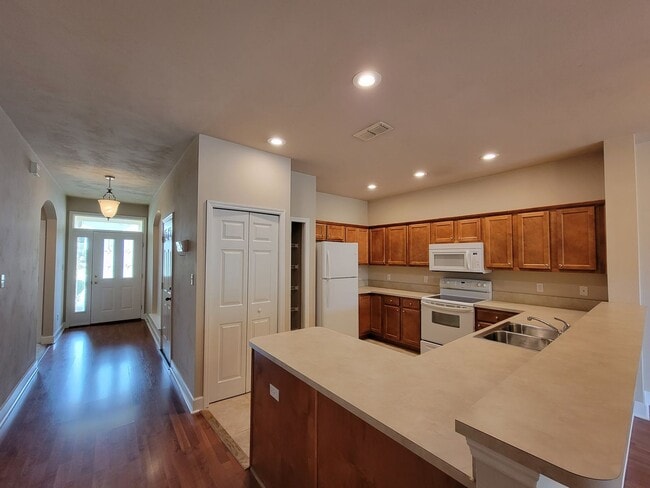 Building Photo - 3/2 townhome available for rent August 6, 2026, renting for $1795 per month, privacy fenced back ...