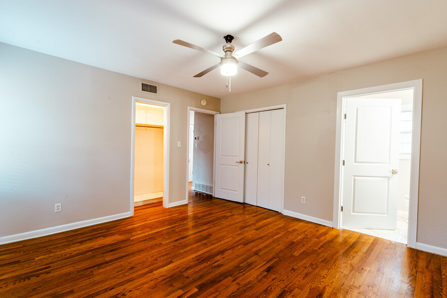 Master Bedroom 2 closets - 3300 Medina Avenue