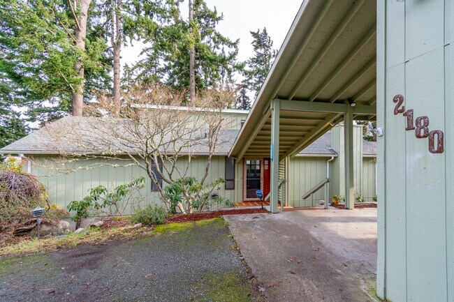 Building Photo - 3 Bed 2.5 Bath Home with a View!