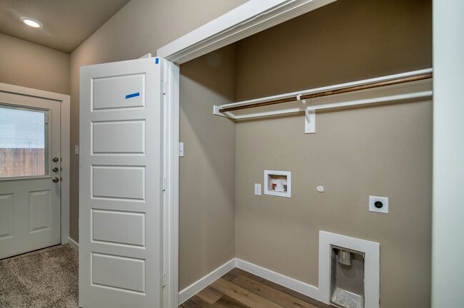 Building Photo - GORGEOUS 3 BEDROOM DUPLEX LOCATED IN MIDLO...