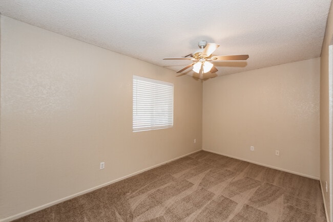 Building Photo - 2866 S 30th Dr
