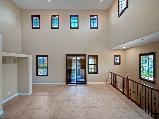 Building Photo - Beautiful & Spacious 2BD/2BA Townhouse in ...