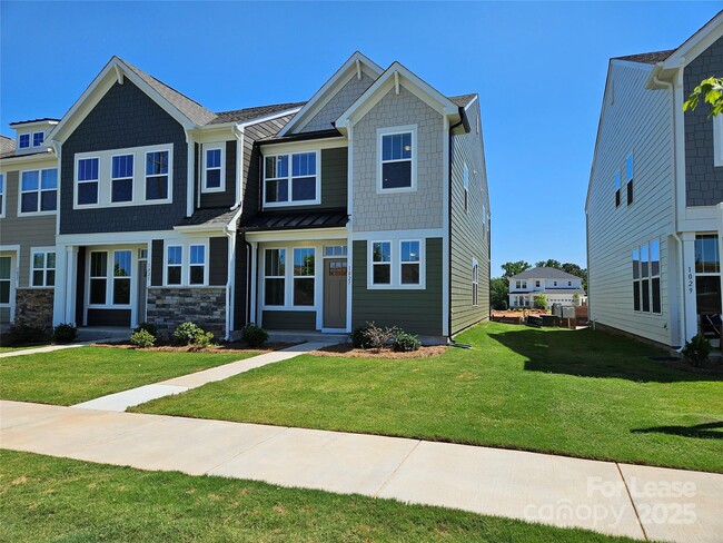 Building Photo - 1027 S Point Rd