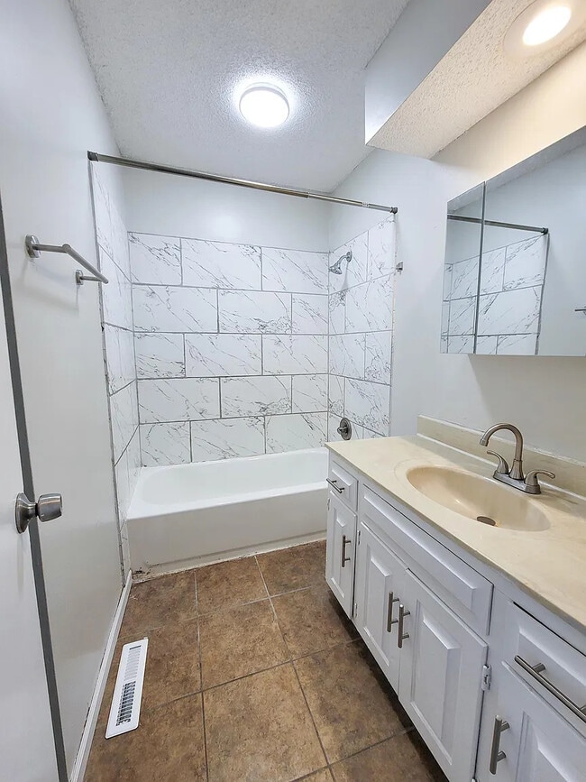 Building Photo - 10902 Mckinley Dr