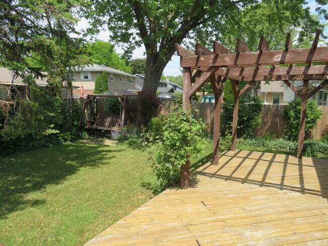 Building Photo - 932 Brantwood Ave