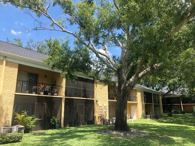 Building Photo - STRATFORD CONVENIENT 1/1 CONDO IN SEMINOLE...