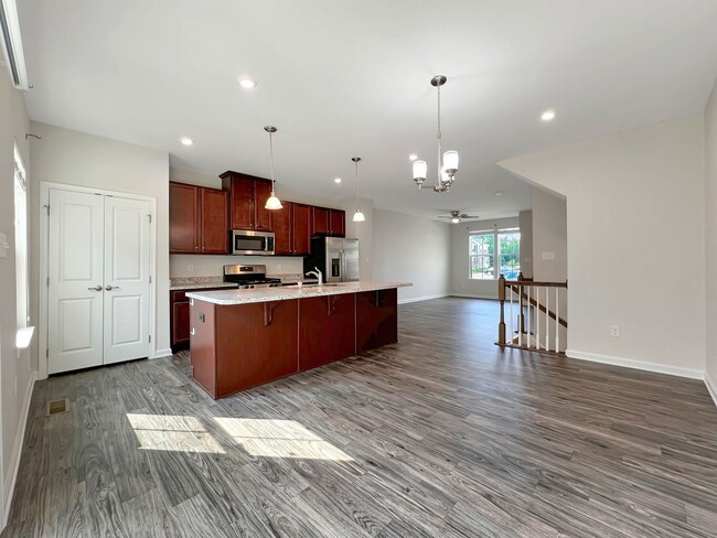 Building Photo - Move-In Ready Townhome with Finished Basem...