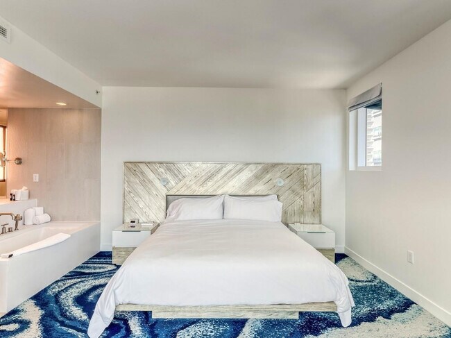 Building Photo - 3101 Bayshore Dr