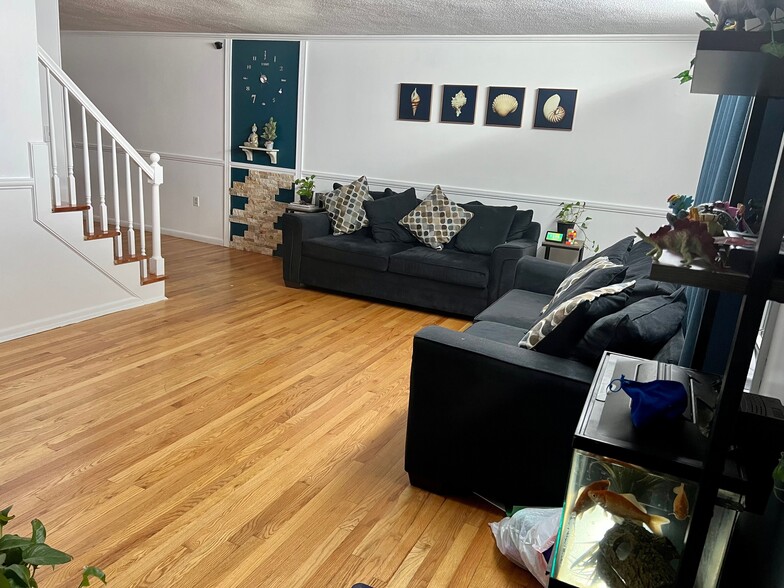 Living Area - 1 Meetinghouse Rd