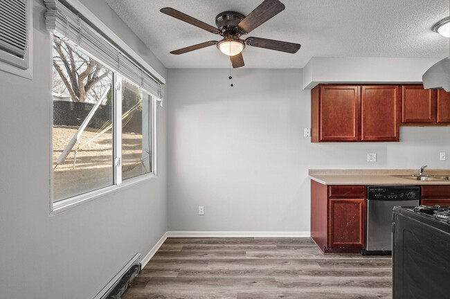 Building Photo - Rosco Apts-2720