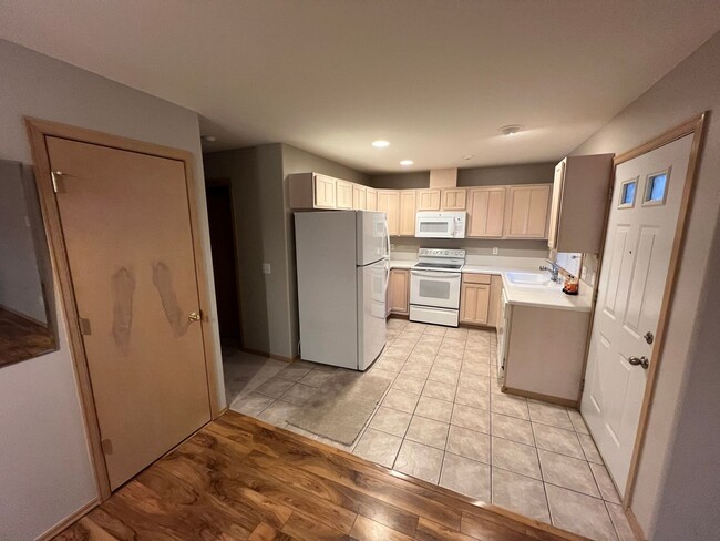 Building Photo - Charming 2 Bedroom Condo minutes from I5 a...