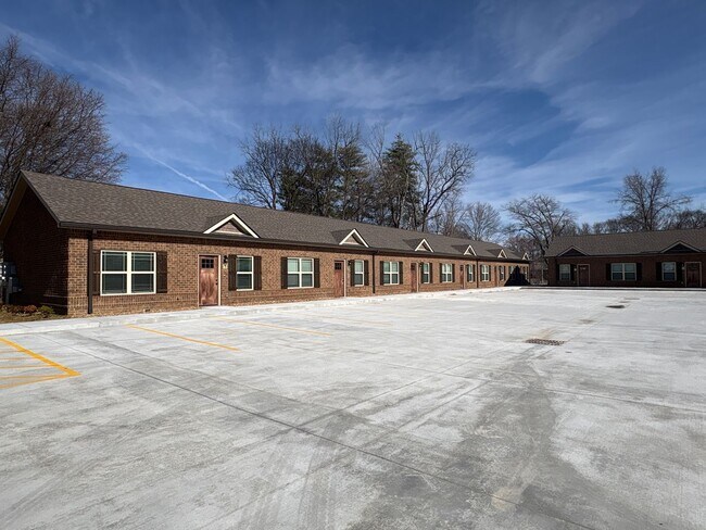 Building Photo - 404 Cedar Ln