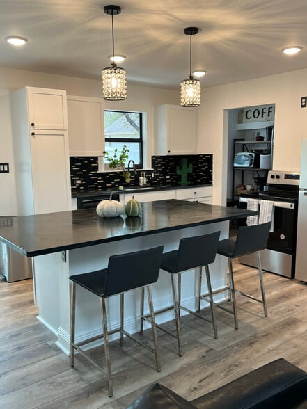 Building Photo - 17510 Lake Shore Dr