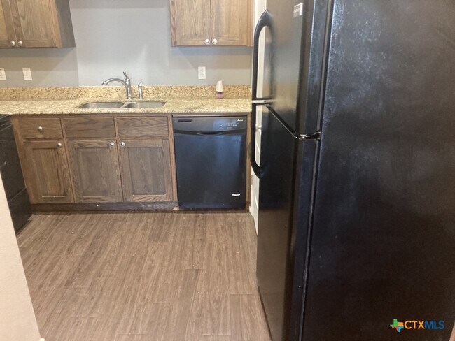 Building Photo - 2710 S Clear Creek Rd