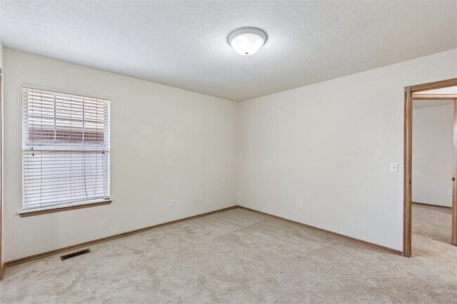 Building Photo - 2725 Blue Quail Pass