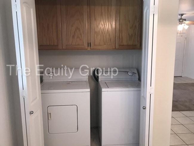 Building Photo - Upstairs unit located in Ashley Square!