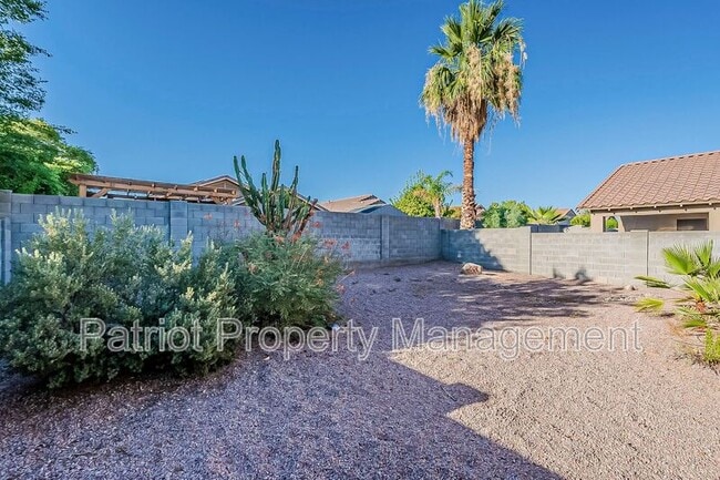 Building Photo - 13930 W Country Gables Dr