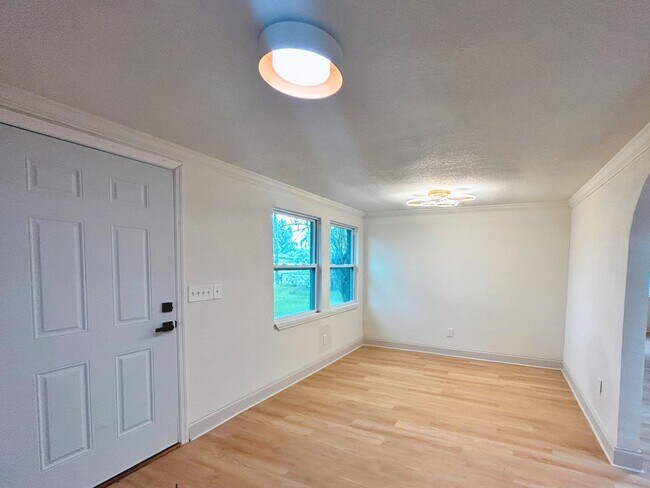 Building Photo - Newly Renovated 2-Bed, 1-Bath Duplex with Modern Upgrades