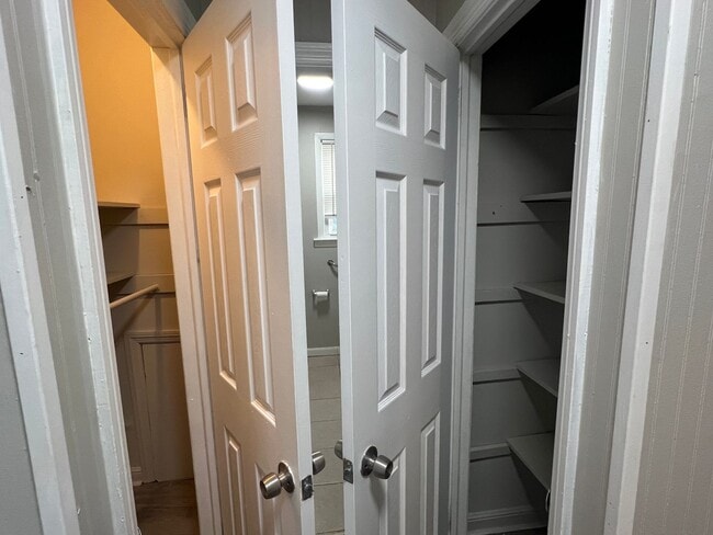 Building Photo - Newly Renovated 4 Bedroom / 2 Bathroom Woo...